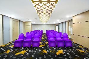 Χώρος καθιστικού στο Quest Hotel Darmo - Surabaya by ASTON