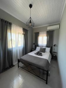 1 dormitorio con 1 cama en una habitación con ventanas en Agrothi en Marathopoli