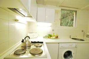 Køkken eller tekøkken på AMAZING SEA VIEW APARTMENT with Private Close Parking