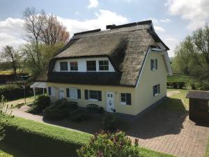 a house with a thatched roof at Ferienhaus Karlin in Börgerende-Rethwisch