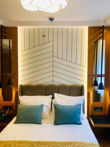 Postel nebo postele na pokoji v ubytování Maywood Hotel