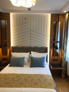 Postel nebo postele na pokoji v ubytování Maywood Hotel