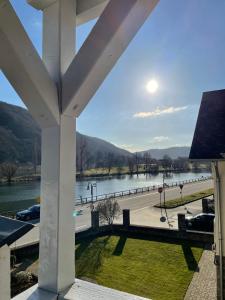 uma vista para o rio a partir da varanda de um edifício em Altes Weingut Bröhl em Hatzenport