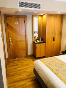 Postel nebo postele na pokoji v ubytování Maywood Hotel