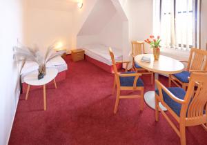 una camera con letto, tavolo e sedie di Penzion a restaurace U Červinků a Čistá u Horek