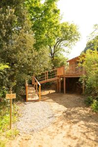 een houten terras met een trap naar een huis bij Nits de Bosc in Vilassar de Dalt