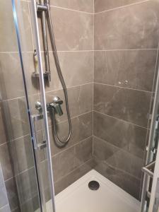 een douche met een glazen deur in een badkamer bij Wellport30 in Belgrado +28 foto's