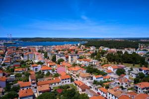 z powietrza widok na miasto z pomarańczowymi dachami w obiekcie Apartment Olivix w Puli