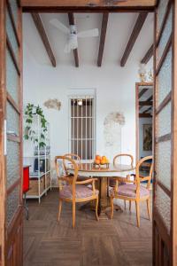 A seating area at Family ARTpartment