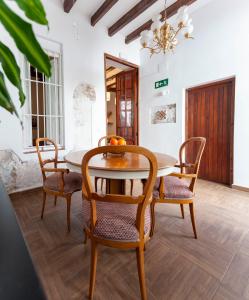 a dining room with a table and chairs at Family ARTpartment in Valencia