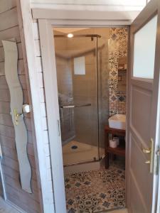 ジブヌベクにあるDomki Fala Familyのバスルーム(ガラスドア付きのシャワー付)