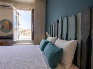 フィスカルドにあるFiscardoStudiosのベッドルーム1室(大きな木製ヘッドボード付きのベッド1台付)
