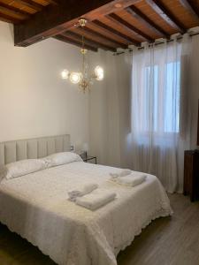 A bed or beds in a room at Fonte alle Ninfe B&B