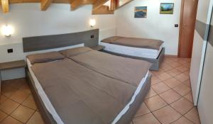 una camera da letto con due letti e una scrivania di Cesa Stefi a Canazei