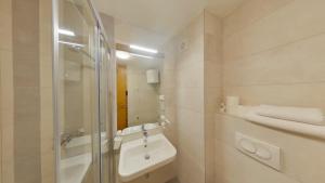 un bagno con doccia, WC e lavandino di Mountain Angel Apartment a Jahorina