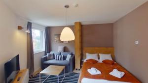 una camera da letto con un letto e una sedia blu di Mountain Angel Apartment a Jahorina