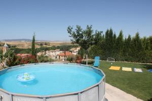 una gran piscina en un patio con un campo en RuralesTeruel punto com, en Teruel