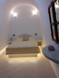 een slaapkamer met een bed en een blauwe tafel bij Sea Bliss Villas in Karterados