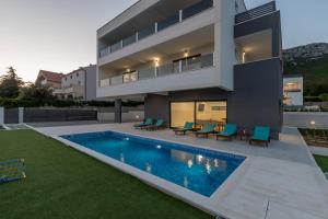Bazén v ubytovaní Luxury Villa La nonna Ana - heated pool, sea view, near Split alebo v jeho blízkosti