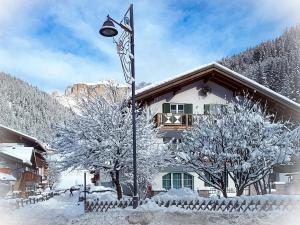 un edificio con un lampione nella neve di Cesa Stefi a Canazei