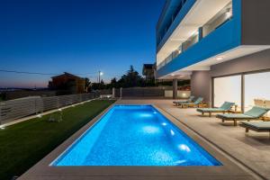 Bazén v ubytovaní Luxury Villa La nonna Ana - heated pool, sea view, near Split alebo v jeho blízkosti