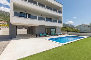 Bazén v ubytovaní Luxury Villa La nonna Ana - heated pool, sea view, near Split alebo v jeho blízkosti