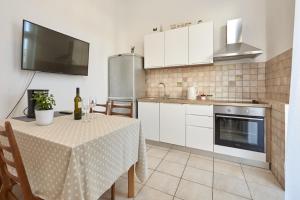 Kuchyňa alebo kuchynka v ubytovaní Apartment in Slatine with terrace, air conditioning, WiFi (4789-1) + 23 fotografií