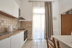 Kuchyňa alebo kuchynka v ubytovaní Apartment in Slatine with terrace, air conditioning, WiFi (4789-1)