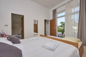 Posteľ alebo postele v izbe v ubytovaní Apartment in Slatine with terrace, air conditioning, WiFi (4789-1)