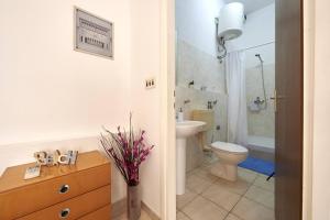 Kúpeľňa v ubytovaní Apartment in Slatine with terrace, air conditioning, WiFi (4789-1)