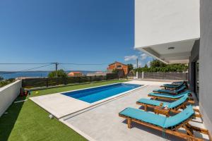 Bazén v ubytovaní Luxury Villa La nonna Ana - heated pool, sea view, near Split alebo v jeho blízkosti