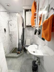 W łazience znajduje się umywalka, prysznic i toaleta. w obiekcie Apartment Studio New York 92 w mieście Irpień