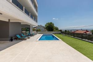 Bazén v ubytovaní Luxury Villa La nonna Ana - heated pool, sea view, near Split alebo v jeho blízkosti