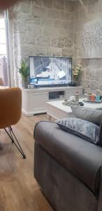 TV a/nebo společenská místnost v ubytování Cherry Luxury Apartment