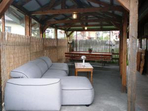 un patio cubierto con sofá y mesa en Chatka Horec, en Stará Lesná