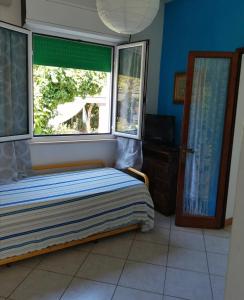 um quarto com uma cama e duas janelas em Cavo Beach 4 em Cavo