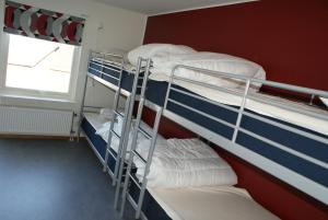 Ce dortoir comprend 2 lits superposés et une fenêtre. dans l'établissement Piteå Golfhotell, à Piteå