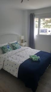 Un dormitorio con una cama grande y una ventana en Penthouse - Atico Playa Cabria Almunecar, en Granada