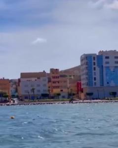 - une vue sur une ville depuis l'eau avec ses bâtiments dans l'établissement Residence La corniche Étage 4, à Nador