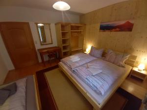 ein Schlafzimmer mit einem großen Bett in einem Zimmer in der Unterkunft Appartement IVA in Flattach