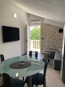 Televízia a/alebo spoločenská miestnosť v ubytovaní Villa Barbara