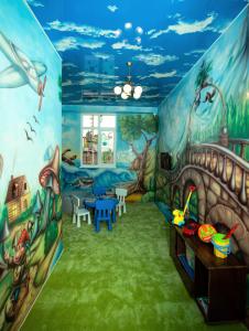 una habitación con una pintura en la pared en Отель Империя, en Gagra