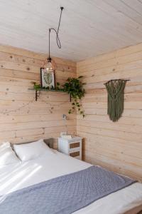 ein Schlafzimmer mit einem Bett und einer Uhr an der Wand in der Unterkunft Sidari in Auleja