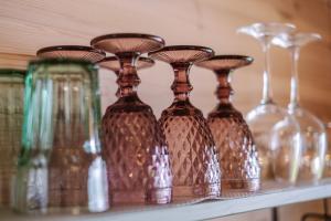una fila di vasi di vetro seduti su uno scaffale di Sidari a Auleja