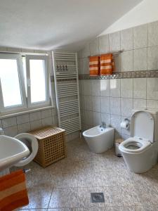 Kúpeľňa v ubytovaní Villa Barbara + 31 fotografií