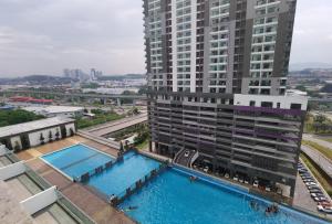 Landmark Residence 2 Service Apartment 5min to MRT 20min to KL内部或周边的泳池