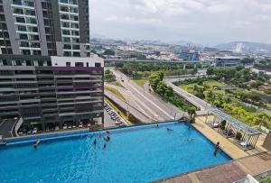 加影Landmark Residence 2 Service Apartment 5min to MRT 20min to KL的城市中心的大型游泳池
