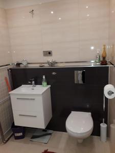 クウォツコにあるDanusiaのバスルーム(白いトイレ、シンク付)