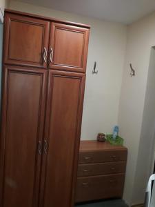um grande armário de madeira e uma cómoda num quarto em Danusia em Klodzko