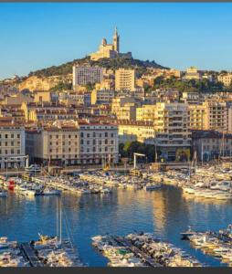 une ville avec un port avec des bateaux dans l'eau dans l'établissement Appartement climatisé hyper centre de Marseille, à Marseille